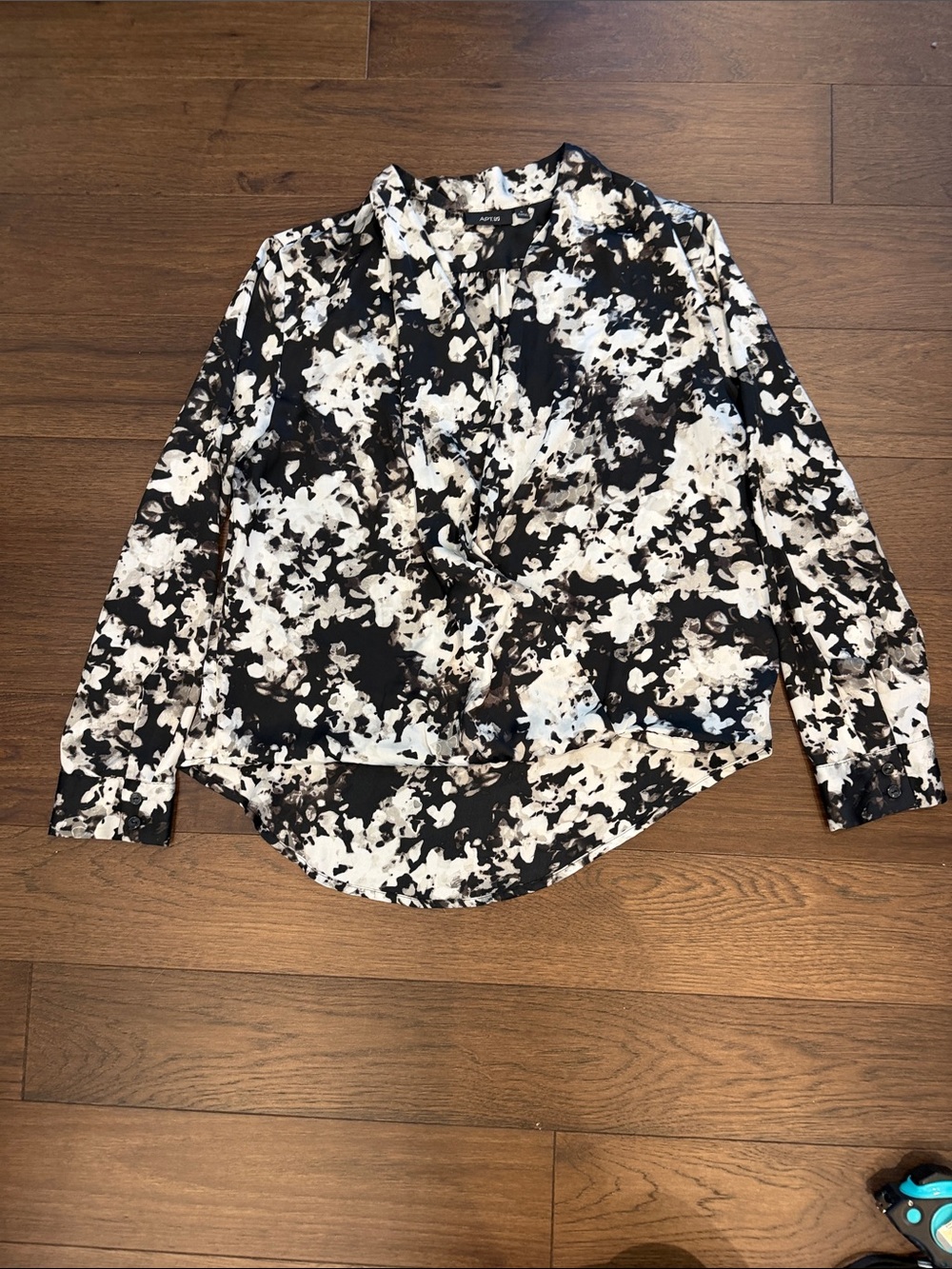 Apt 9 Black & White Floral Print Long Sleeve V-Neck Blouse Size L - C8-041